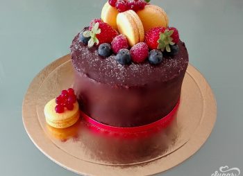 All Chocolate cake decorado com macarons e frutos vermelhos