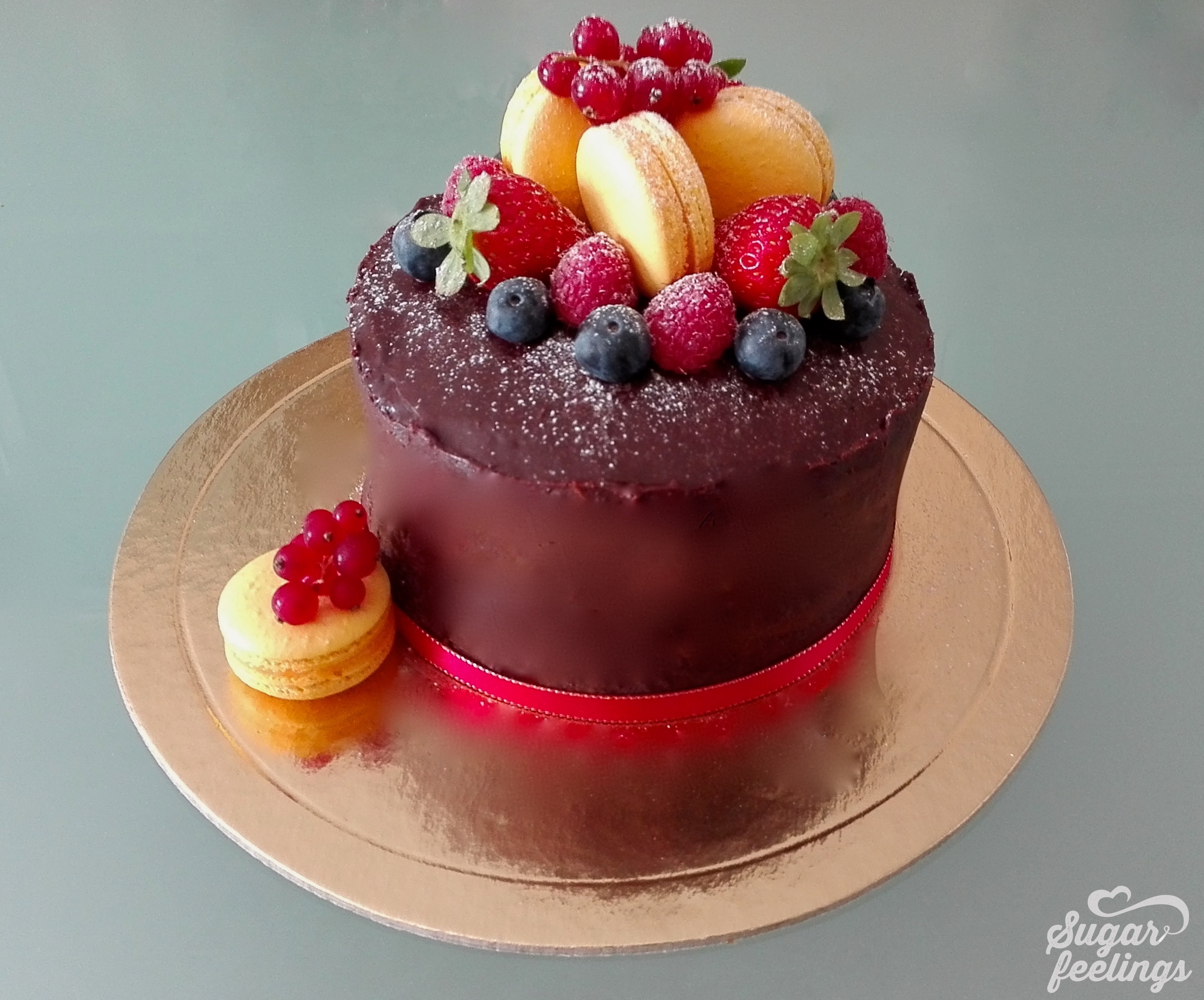 All Chocolate cake decorado com macarons e frutos vermelhos